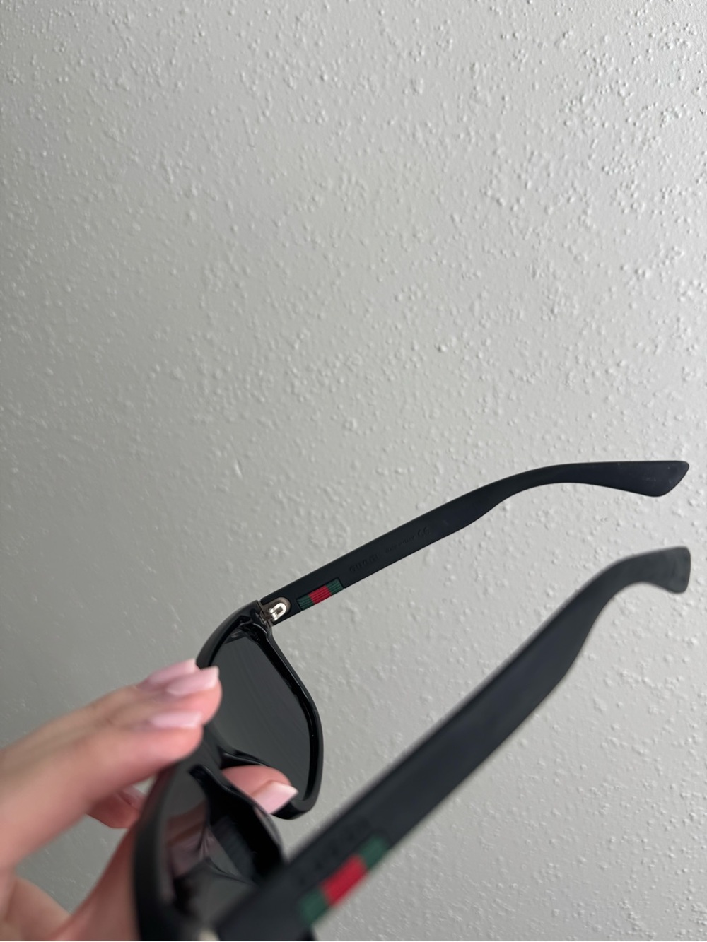 Gucci Black Square Sunglasses with Green-Red Stripe - Picture 5 of 6